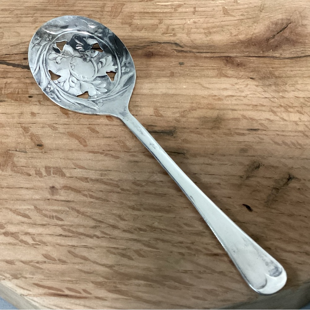 ⚫️ Vintage Sheffield England Silver Plate Large Tomato / Serving Spoon - Nice